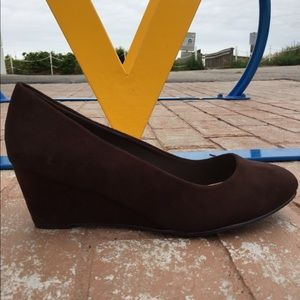 Brown wedge